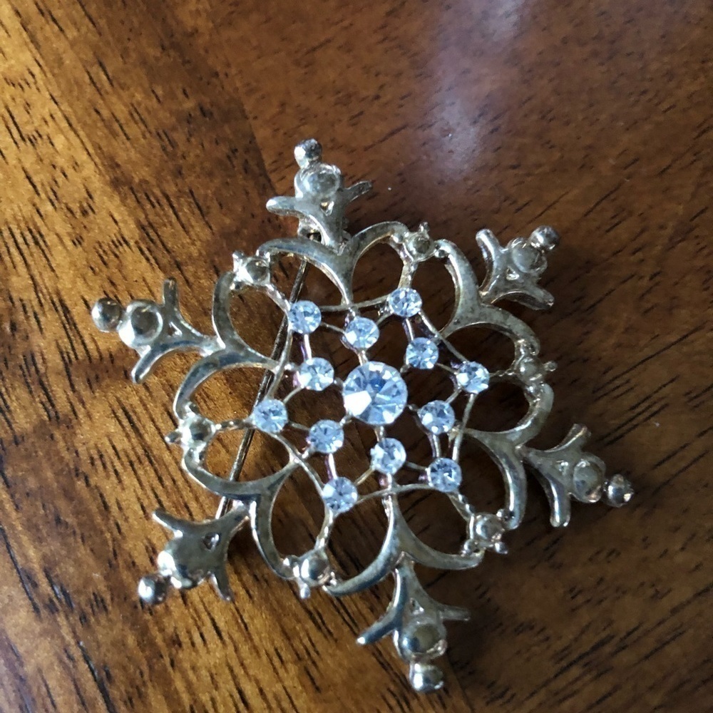 Snowflake Brooch w/Rhinestones